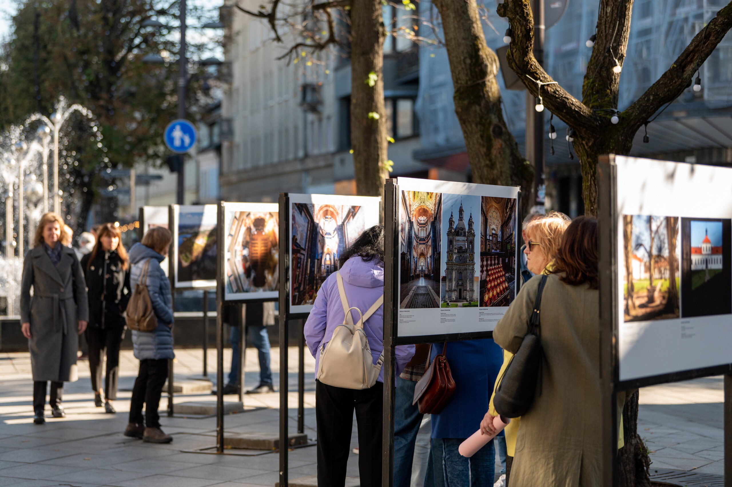 Il Comune di Kaunas presenta sul viale Laisvės la mostra “Dialogo delle abbazie”.
