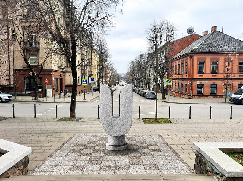 Skulptūra  „Tulpė“ – augimo simbolis | V. Putvinskio g., ties Žaliakalnio funikulieriumi